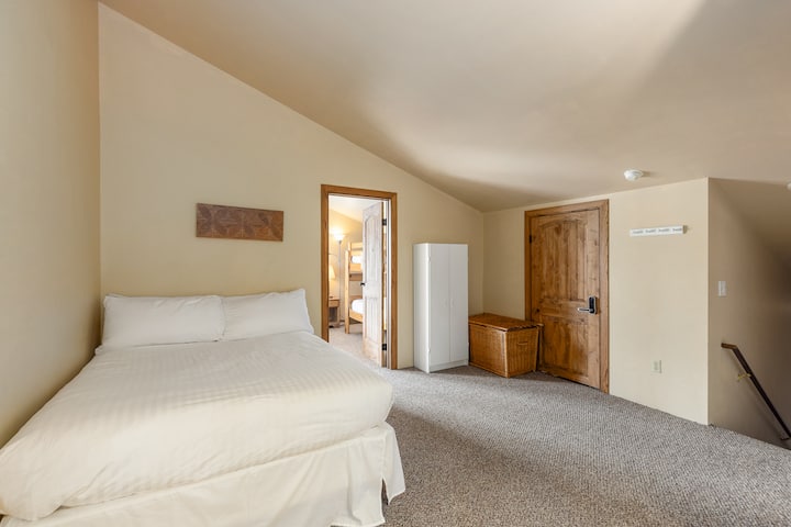 Malazi ya ziada katika eneo la roshani yanayotoa kitanda cha ukubwa wa malkia na vitanda viwili vya ukubwa wa mapacha. 