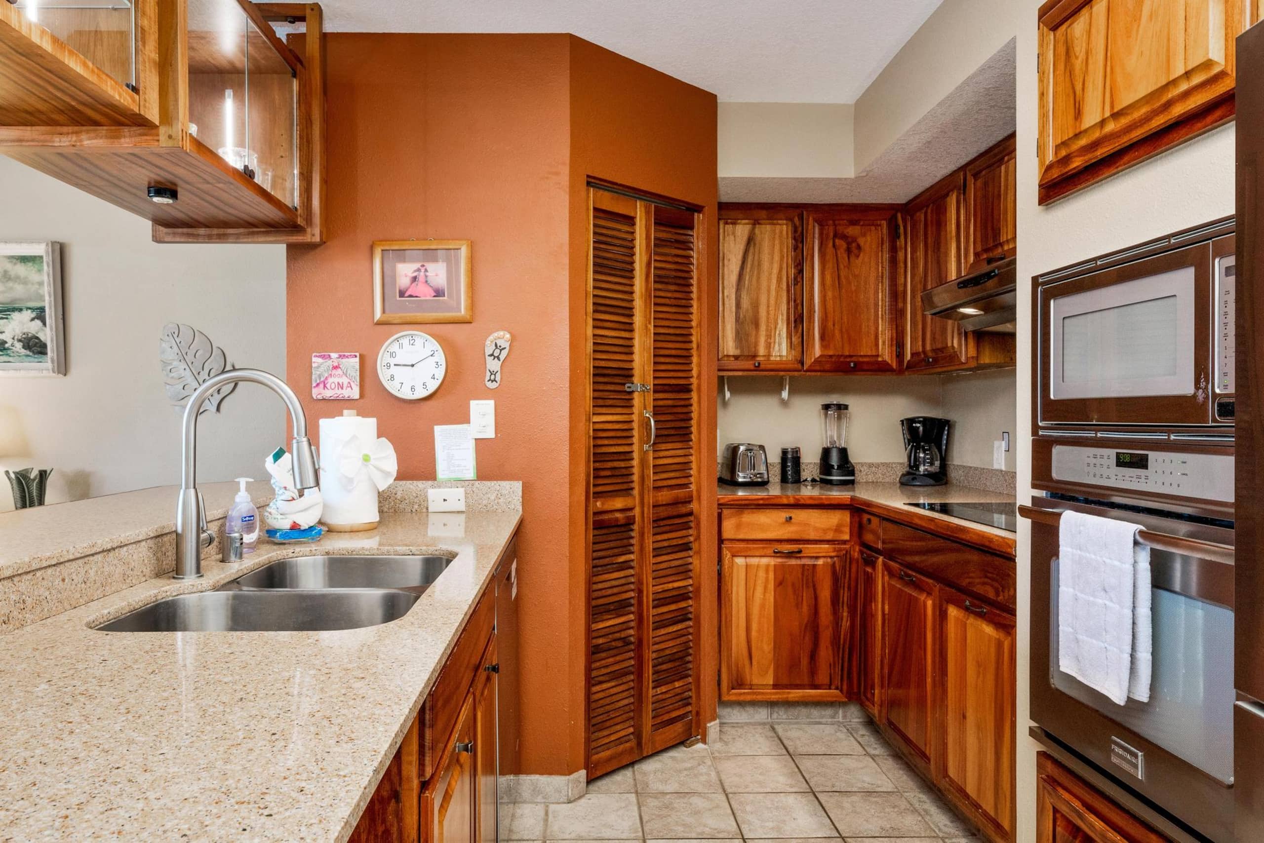 Condo in Kailua-Kona · ★4.63 · 2 bedrooms · 3 beds · 2 baths - Image 13