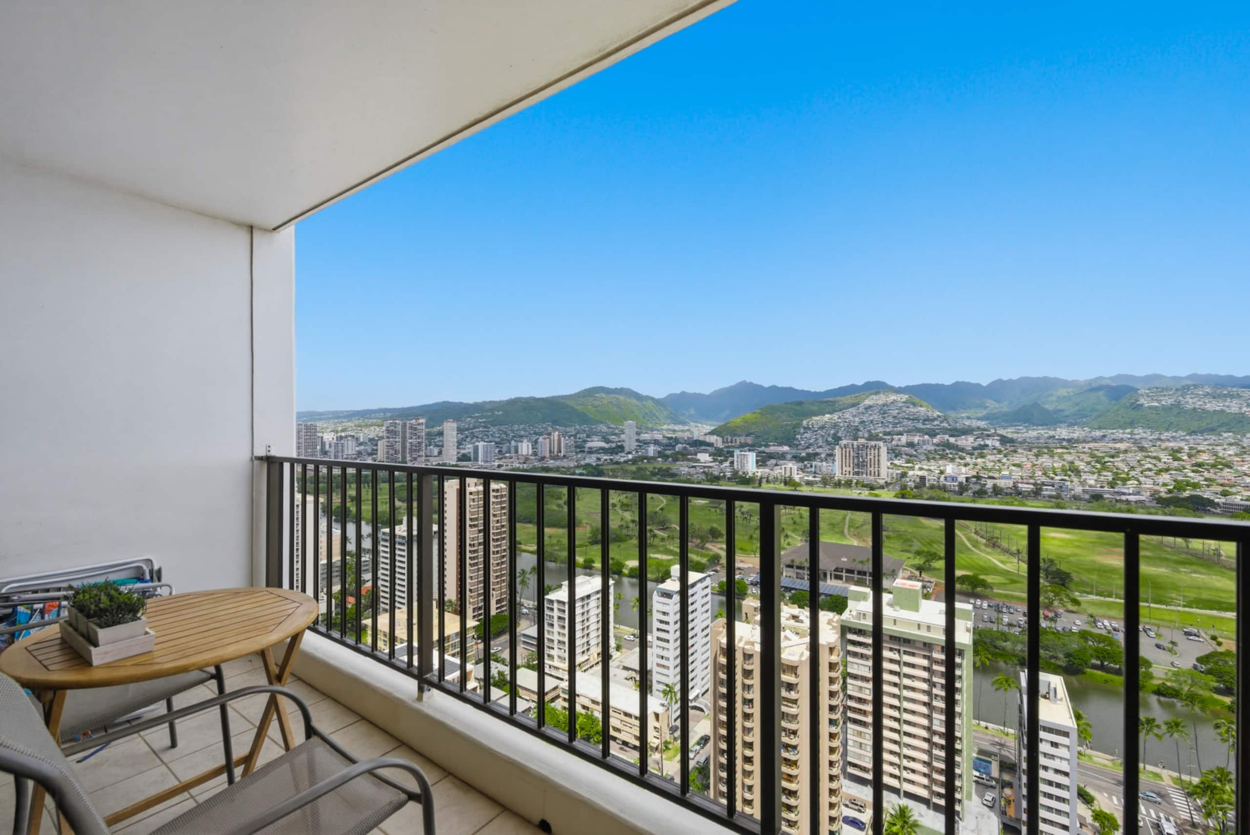 Condo in Honolulu · ★4.95 · 1 bedroom · 1 bed · 1 private bath - Image 5