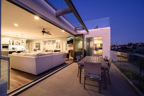 The Extra Getaway at Newport: 4 br/3 bth w/ Deck