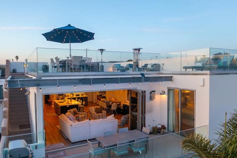 Extra Getaway at Newport: Private Deck w/ Views!