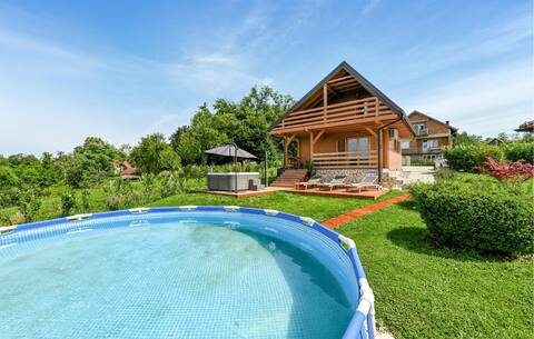 Cozy home in Glogovec Zagorski with jacuzzi