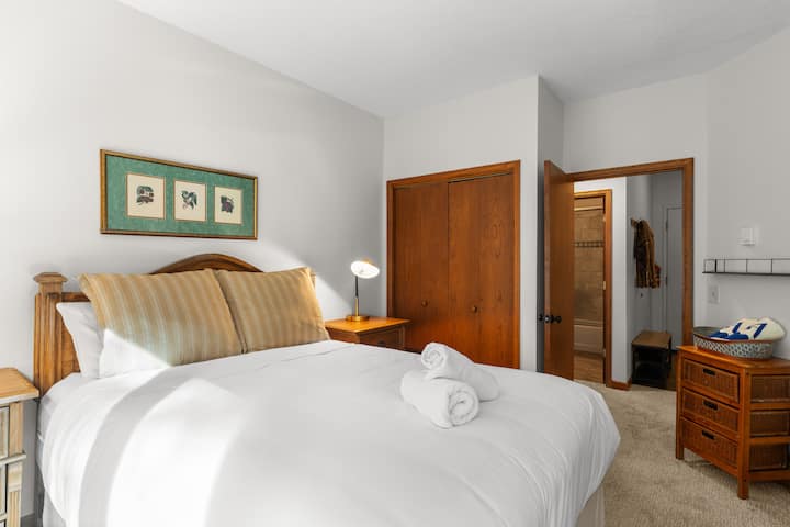 Во спалната соба има брачен кревет (широк 150-179 см).