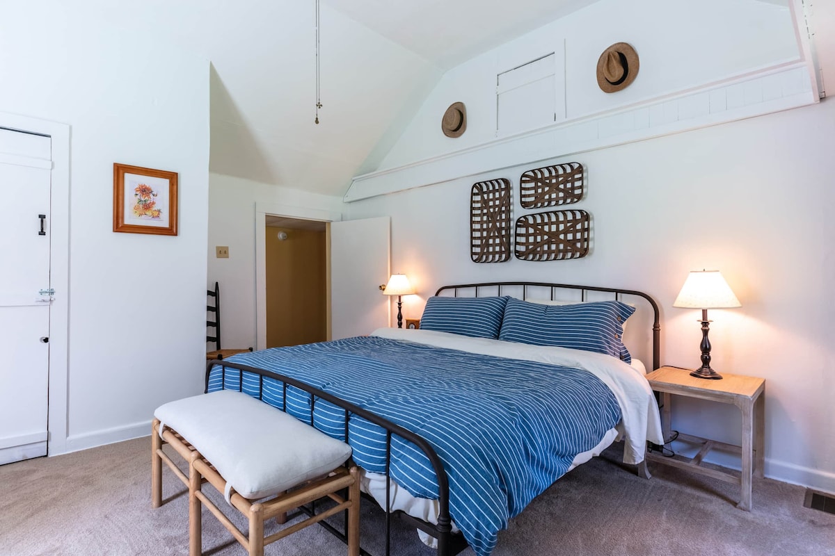 Glavna spavaća soba - bračni krevet (širine 180 -