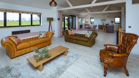 Top Airbnb: Vaulted Barn · Sunset Balcony · Beach Walks · in Winterton On Sea