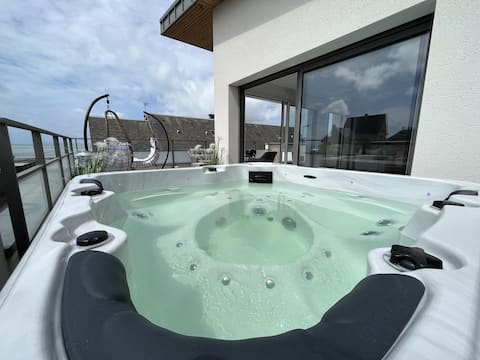 Apartment with jacuzzi and sea view terrace