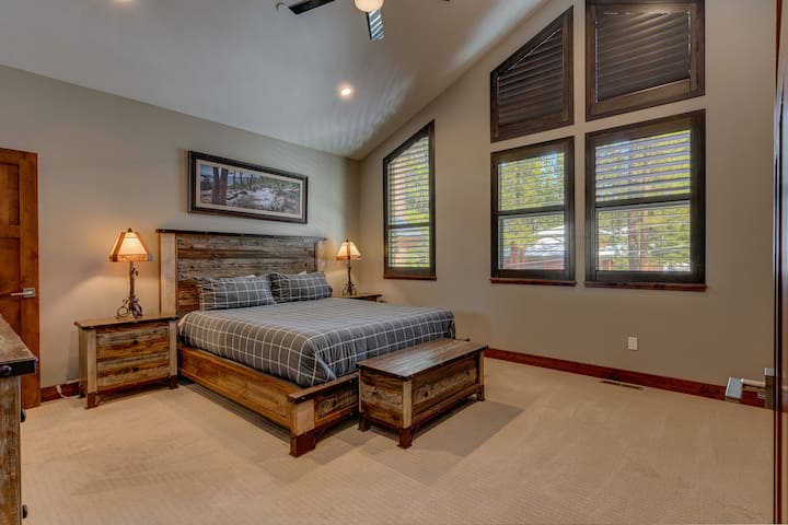 – Spálňa s manželskou posteľou a rustikálnymi drevenými prvkami  
– Ladiaci nočný stolík a mäkké teplé osvetlenie  
– Útulné horské útočisko pre pokojné lesné noci