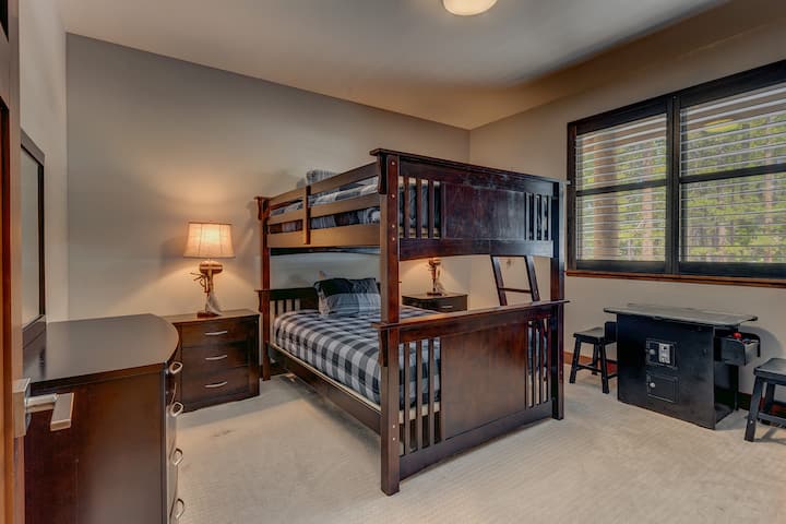 – Spálňa s poschodovými posteľami a károvanou posteľnou bielizňou  
– Stolové hry a sedenie pre rodinnú zábavu v interiéri  
– Priestranné usporiadanie ideálne pre deti a skupiny