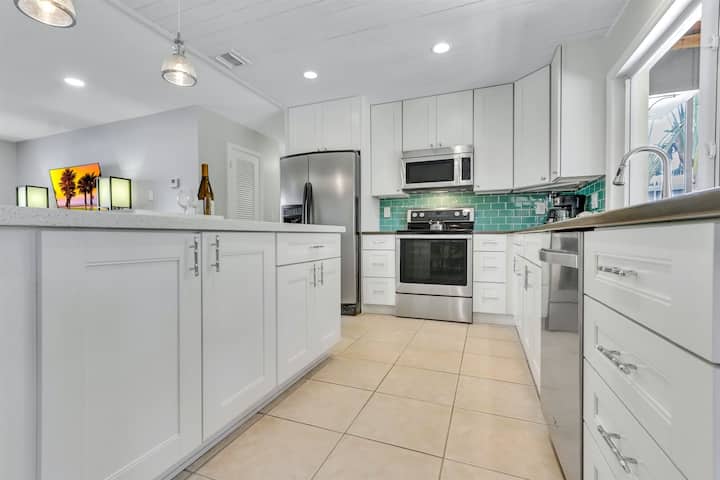 Aquadome:near Beach & Screened Private Patio - Deerfield Beach, FL