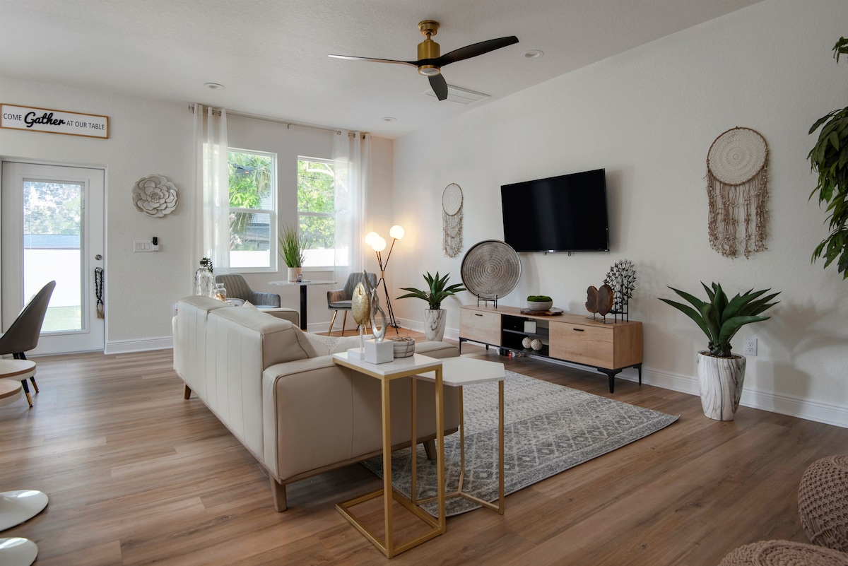 Top Airbnb: The Golden Cigar: 3 bed/2.5 bath West Tampa Gem! in Old West Tampa