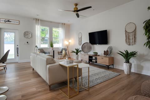 Top Airbnb: The Golden Cigar: 3 bed/2.5 bath West Tampa Gem! in Old West Tampa