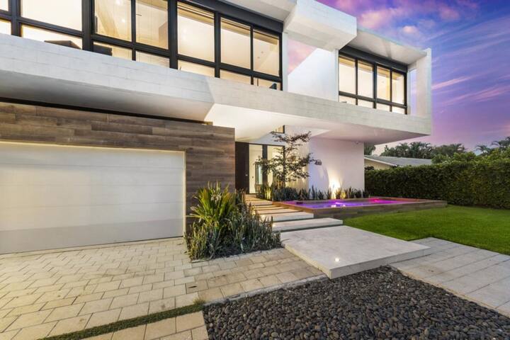 Villa Okasa: Pool + Hot tub Modern Marvel gallery image 3