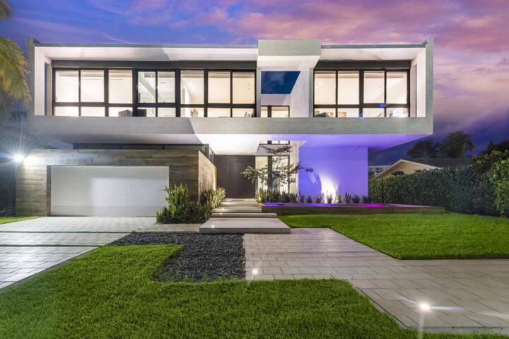 Villa Okasa: Pool + Hot tub Modern Marvel gallery image 2