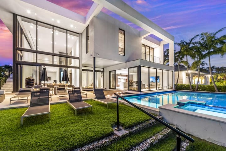 Villa Okasa: Pool + Hot tub Modern Marvel