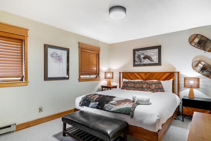 Əsas yataq otağında 180-22 sm-lik çarpayı var.