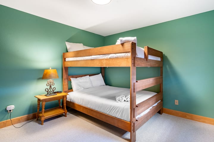 Yataq otağında 2 nəfərlik çarpayı var.