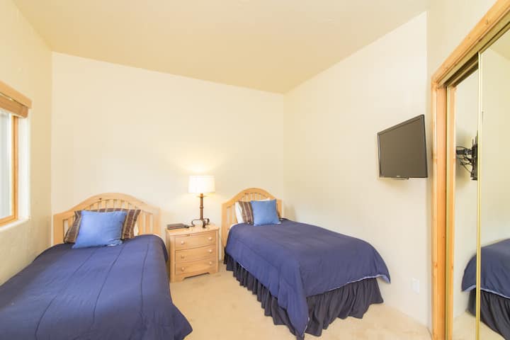 3 საძინებელში არის ორი ორადგილიანი საწოლი.