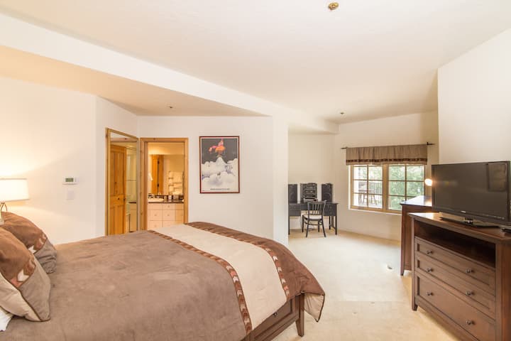 Საძინებელში არის 2 საწოლი 152 × 203 სმ.