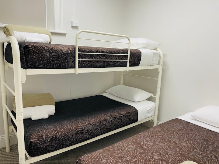 Flenë deri në 5 vizitorë me një konfigurim fleksibël të shtrojave të krevatit (1 Queen + 1 Bunk + 1 Single).