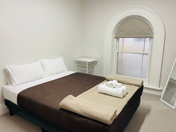 Flenë deri në 5 vizitorë me një konfigurim fleksibël të shtrojave të krevatit (1 Queen + 1 Bunk + 1 Single).