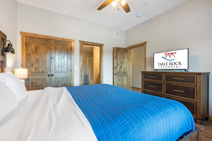 Спалня с пет кралски легла, кабелна телевизия и прилежаща обща баня. Тази спалня е на по - ниското ниво на дома.