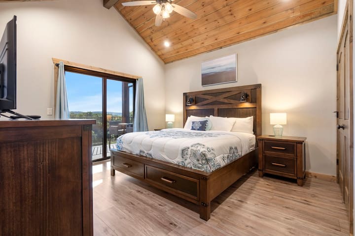 Първа спалня - суперголямо двойно легло, кабелна телевизия, достъп до тераса, самостоятелна баня. Тази спалня е на основното ниво на дома.