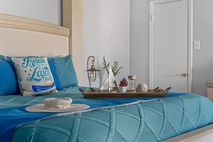 Diseñada pensando en tu comodidad, esta suite de ensueño con temática lacustre te invita a relajarte, descansar y disfrutar de cada pequeño momento.