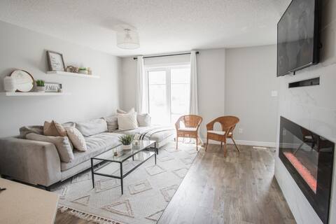 Popular Airbnb listing: Sauna|9minstoWEM|Foosball|VintageArcade|4 bedrooms in Secord