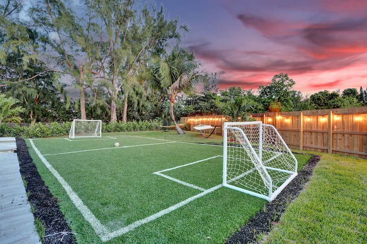 Luxury 7 Br Home w/ Pool, Gameroom & Soccer Field gallery image 3