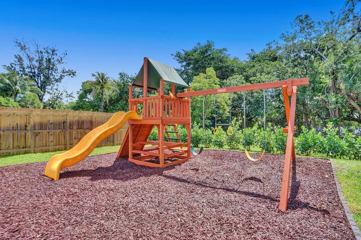 Luxury 7 Br Home w/ Pool, Gameroom & Soccer Field gallery image 4