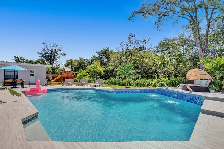 Luxury 7 Br Home w/ Pool, Gameroom & Soccer Field gallery image 2