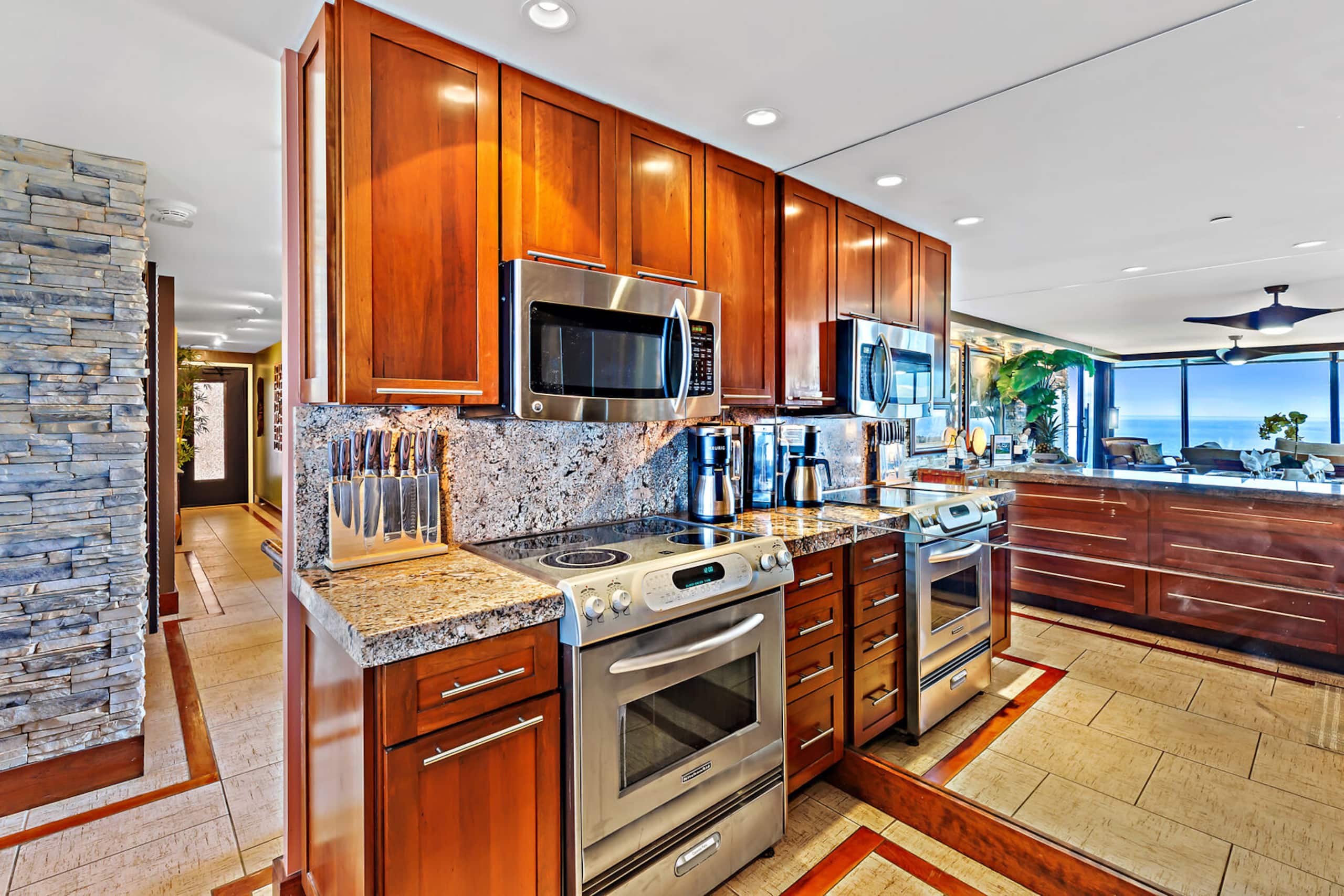 Condo in Lahaina · ★4.89 · 2 bedrooms · 2 beds · 2 baths - Image 18