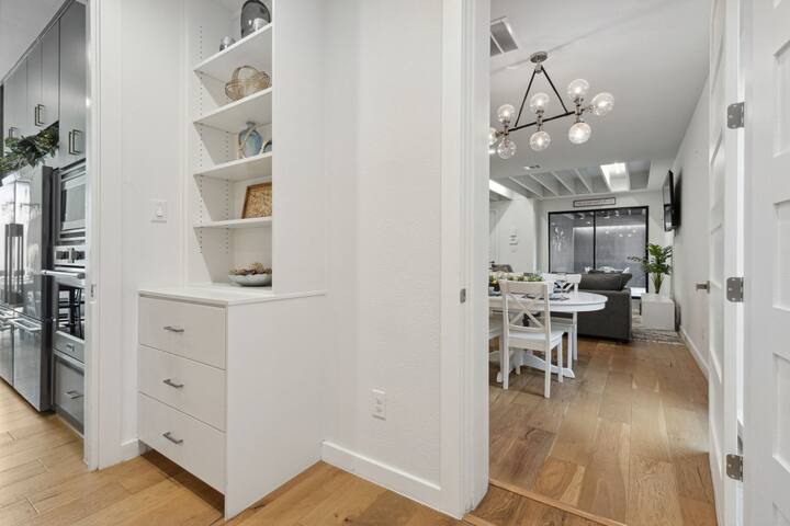 Modern Luxury 8 Bedroom/8 Bath Connected Duplex gallery image 2