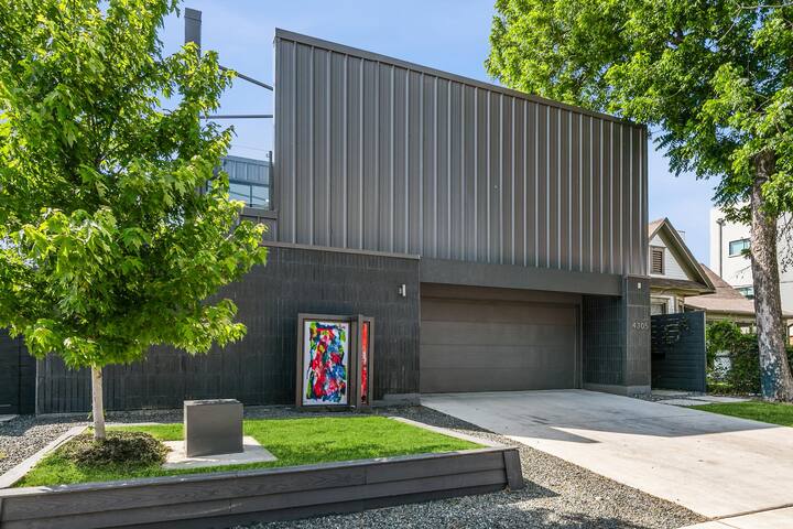 Modern Luxury 8 Bedroom/8 Bath Connected Duplex gallery image 4