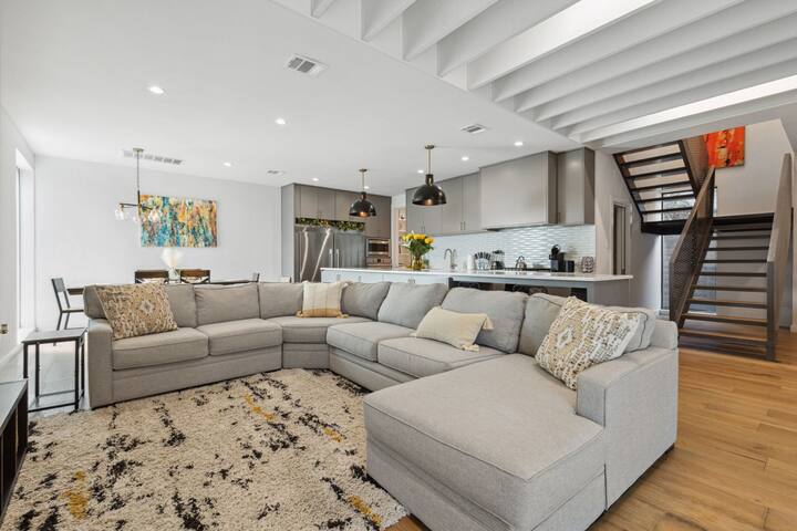 Modern Luxury 8 Bedroom/8 Bath Connected Duplex gallery image 3