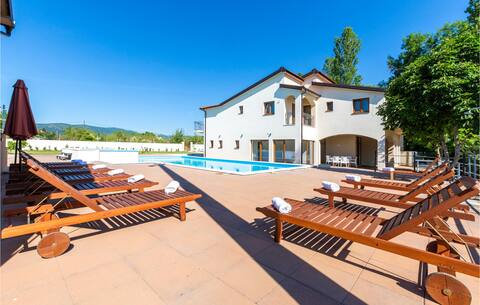 Nice home in Donji Prolozac with WiFi