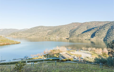 Cozy apartment in Freixo de espada c with kitchen