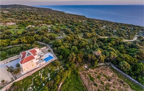 6 bedroom gorgeous home in Lun