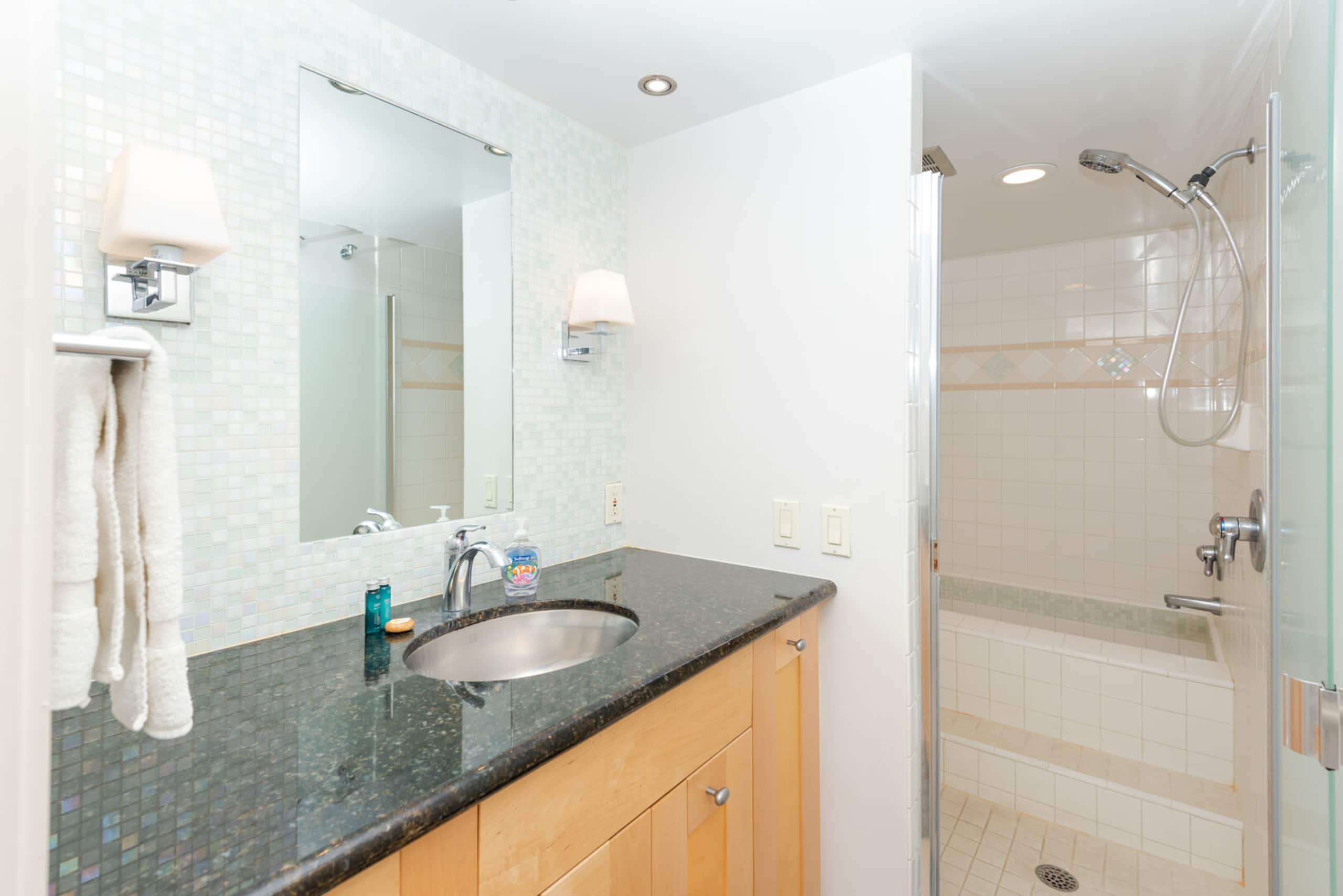 Condo in Honolulu · ★4.74 · 1 bedroom · 2 beds · 1 bath - Image 21