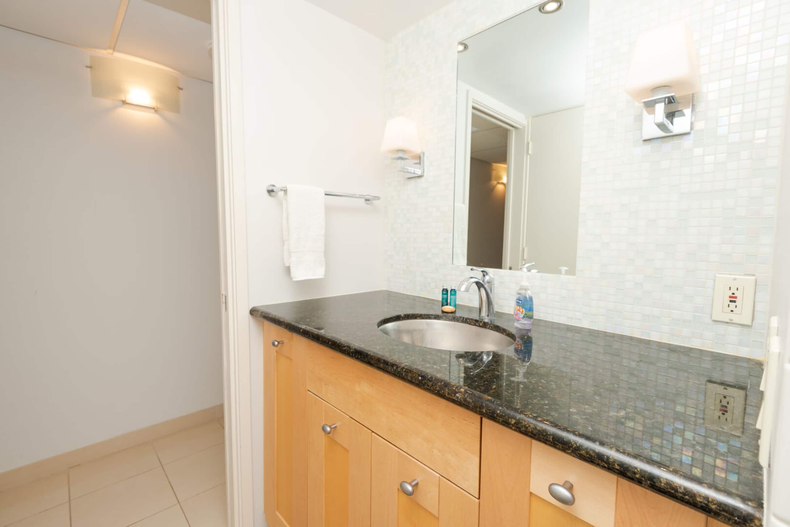 Condo in Honolulu · ★4.74 · 1 bedroom · 2 beds · 1 bath - Image 22