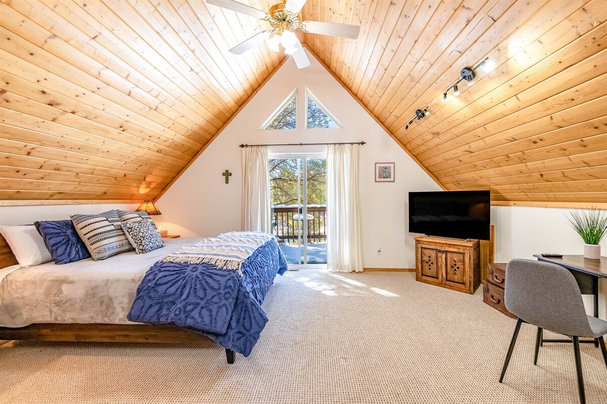 La suite principale ha un letto matrimoniale grande, una splendida vista e un balcone privato