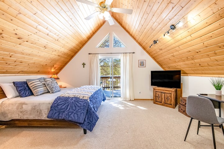 Главниот апартман има брачен кревет (широк 150-179 см), одличен поглед и приватен балкон