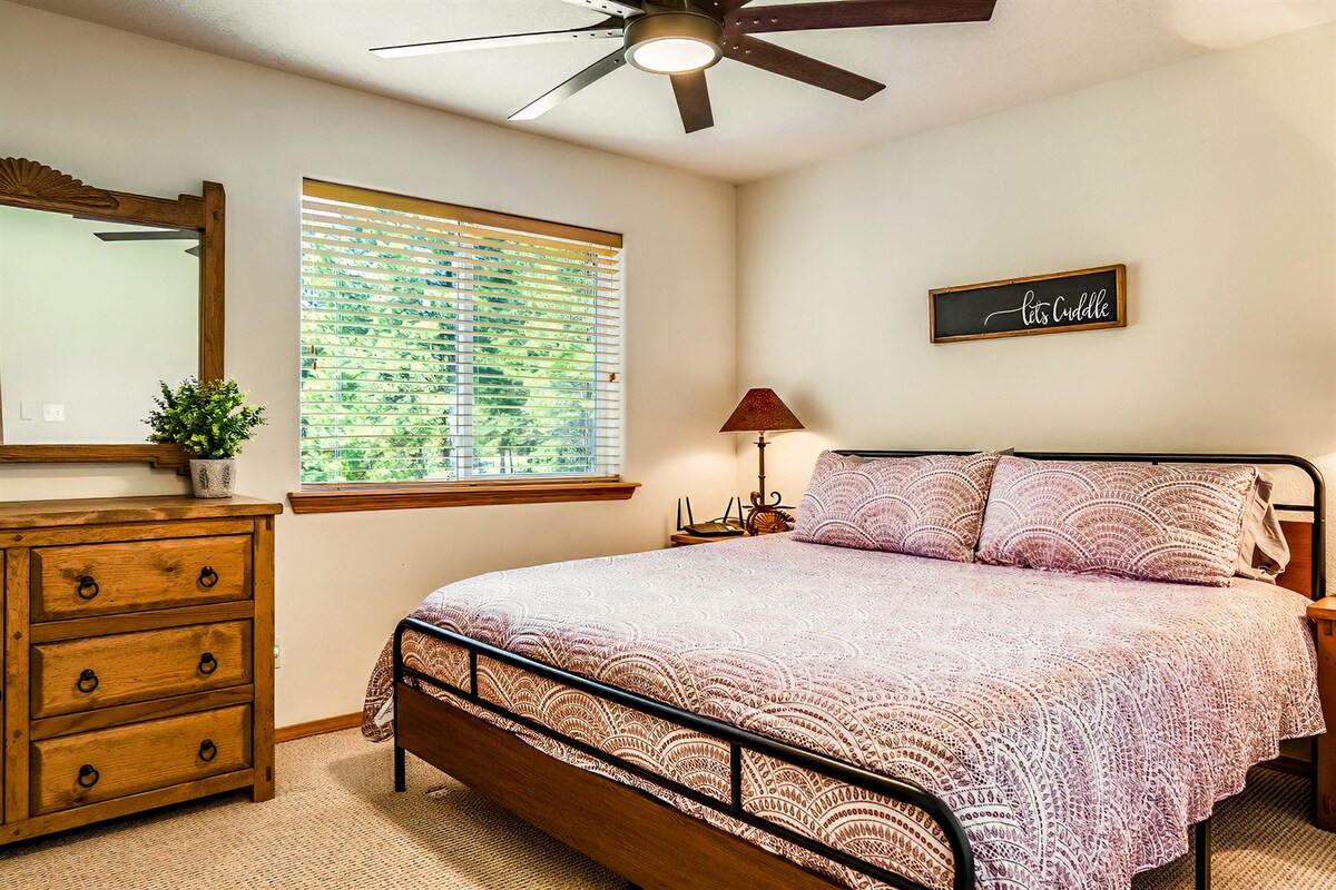 Questa camera da letto con letto king size si trova al piano principale, proprio accanto al bagno completo in comune