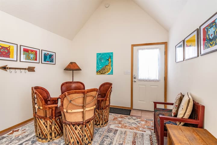 Во овој простор може да се сместат 6 лица со трпезариски простор за 4 лица