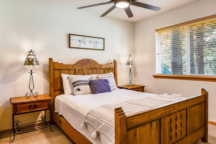 Оваа брачна спална соба се наоѓа и на првиот кат од главната куќа