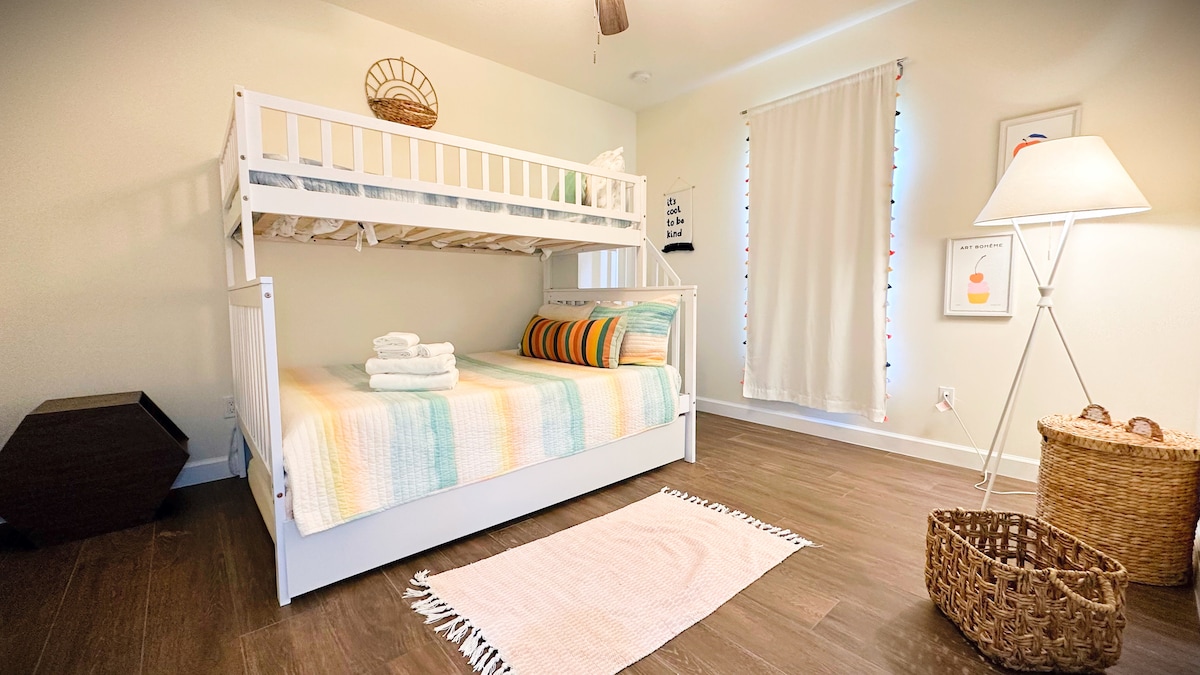 Es gibt auch eine ausziehbare Matratze, die perfekt für deine zusätzlichen Gäste ist. :)