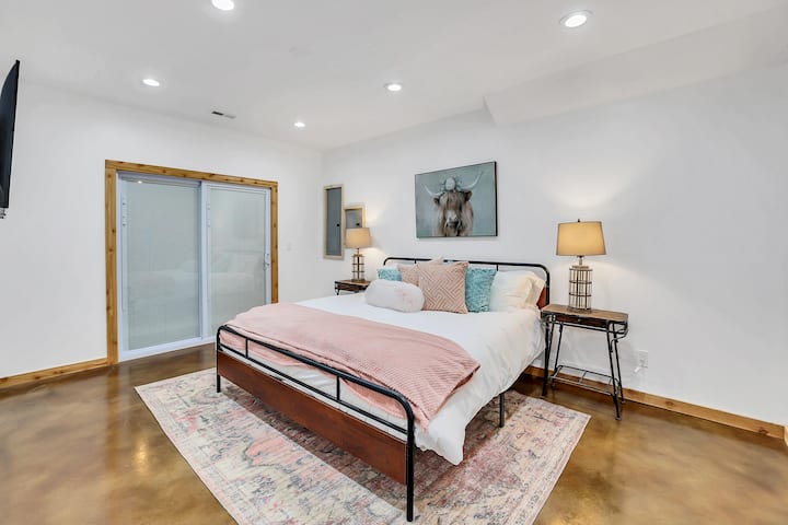 #2 dhomë gjumi -Dhomë gjumi në katin e poshtëm me krevat dopio "king" dhe televizor me montim në mur