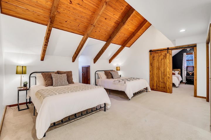 Dhoma e gjumit #4-2 krevate dopio "queen" në këtë dhomë dhe pas derës së hangarit, 2 krevate të tjerë