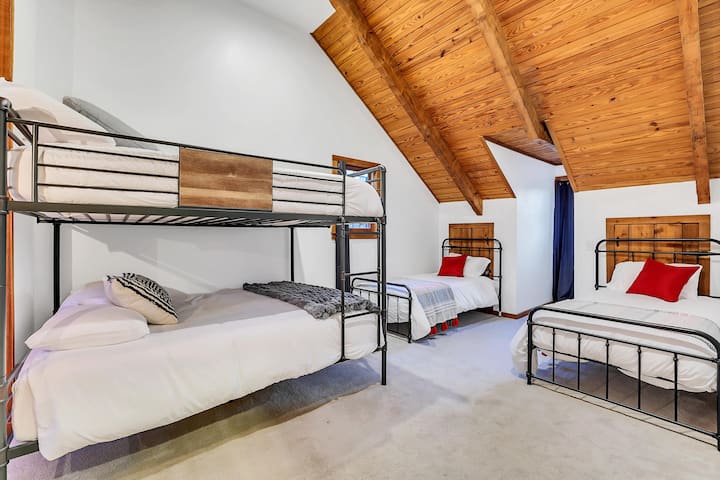 Dhoma e gjumit #3- krevate dopio dhe 2 krevate të tjerë dopio "queen" (flenë 6)