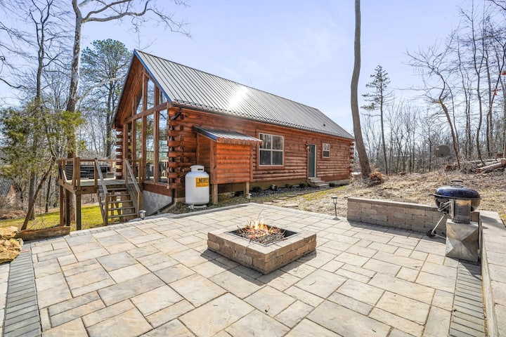 Modern Hocking Hills Cabin w Hot Tub near Winery